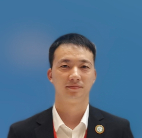 王  宏
